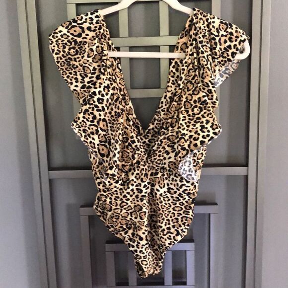 Rio de sol One piece low-cut leopard ruffle Brazilian one piece. Swimsuit size - Picture 1 of 4